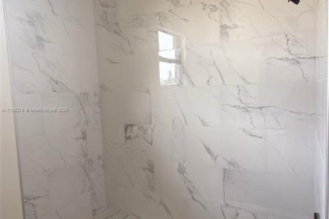 House in Port Charlotte, Florida 4 bedrooms № 1955048 - photo 8