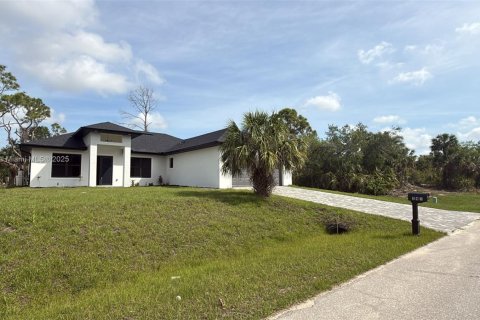 House in Port Charlotte, Florida 4 bedrooms № 1955048 - photo 2