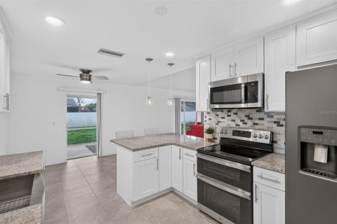 Villa ou maison à vendre à Sarasota, Floride: 3 chambres, 133.78 m2 № 2215446 - photo 8