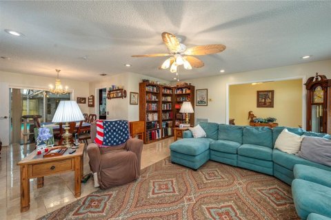 House in Winter Haven, Florida 4 bedrooms, 238.67 sq.m. № 1828646 - photo 15