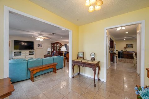 House in Winter Haven, Florida 4 bedrooms, 238.67 sq.m. № 1828646 - photo 4