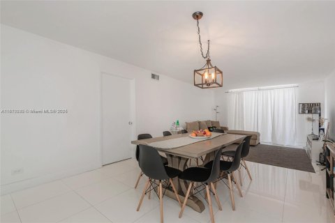Condo in Miami Beach, Florida, 2 bedrooms № 1766280 - photo 1