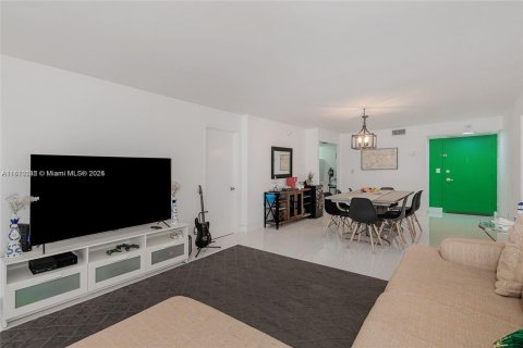 Condo in Miami Beach, Florida, 2 bedrooms № 1766280 - photo 4