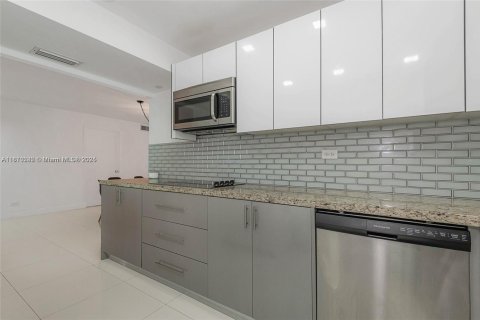 Condo in Miami Beach, Florida, 2 bedrooms № 1766280 - photo 11