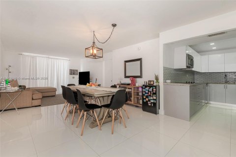 Condo in Miami Beach, Florida, 2 bedrooms № 1766280 - photo 2