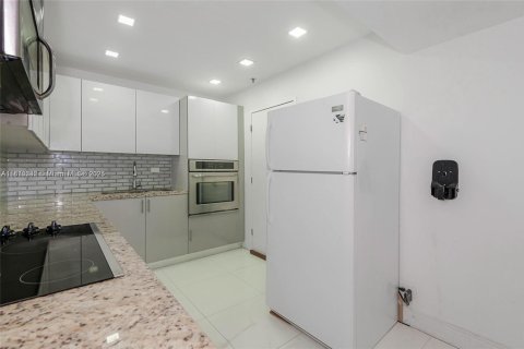 Condo in Miami Beach, Florida, 2 bedrooms № 1766280 - photo 10