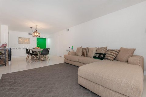Condo in Miami Beach, Florida, 2 bedrooms № 1766280 - photo 3
