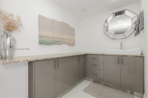 Condo in Miami Beach, Florida, 2 bedrooms № 1766280 - photo 12