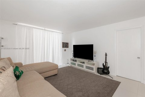 Condo in Miami Beach, Florida, 2 bedrooms № 1766280 - photo 6