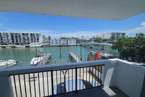Appartement à Miami Beach, Floride 1 chambre, 67.82 m2 № 2282100