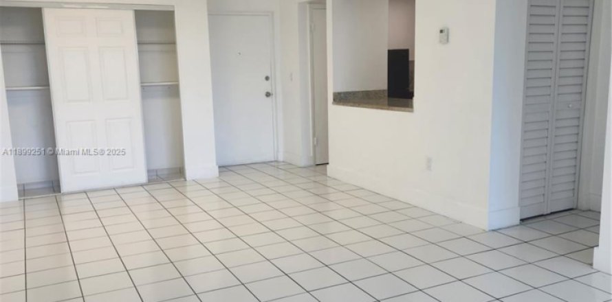 Apartment in Miami, Florida 1 bedroom, 81.1 sq.m. № 1952463