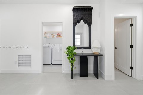 Casa en venta en Miami, Florida, 4 dormitorios, 232.81 m2 № 2002262 - foto 5