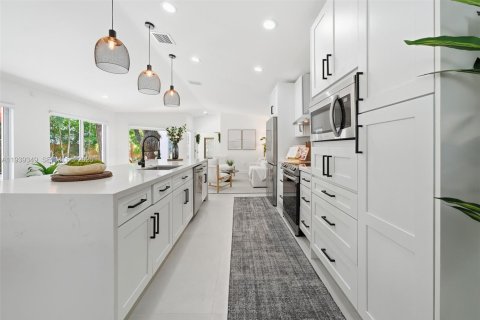 Casa en venta en Miami, Florida, 4 dormitorios, 232.81 m2 № 2002262 - foto 16