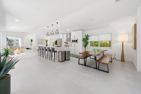 Casa en venta en Miami, Florida, 4 dormitorios, 232.81 m2 № 2002262 - foto 6