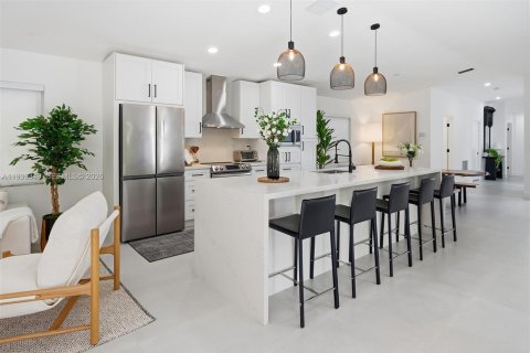 Casa en venta en Miami, Florida, 4 dormitorios, 232.81 m2 № 2002262 - foto 13