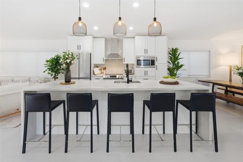 Casa en venta en Miami, Florida, 4 dormitorios, 232.81 m2 № 2002262 - foto 12