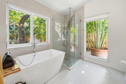 Casa en venta en Miami, Florida, 4 dormitorios, 232.81 m2 № 2002262 - foto 24