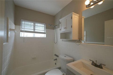 House in Tampa, Florida 3 bedrooms, 117.89 sq.m. № 2203297 - photo 4