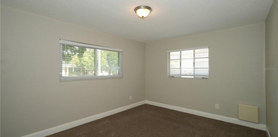 House in Tampa, Florida 3 bedrooms, 117.89 sq.m. № 2203297