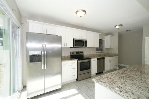 House in Tampa, Florida 3 bedrooms, 117.89 sq.m. № 2203297 - photo 11