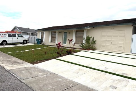 Casa en alquiler en Homestead, Florida, 3 dormitorios, 106.28 m2 № 1975997 - foto 5