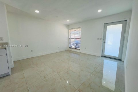 Casa en alquiler en Homestead, Florida, 3 dormitorios, 106.28 m2 № 1975997 - foto 29