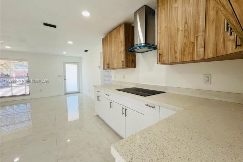 Casa en alquiler en Homestead, Florida, 3 dormitorios, 106.28 m2 № 1975997 - foto 1