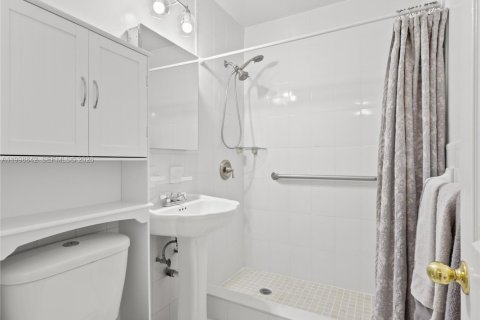 Casa en venta en Virginia Gardens, Florida, 4 dormitorios, 169.08 m2 № 2065410 - foto 11