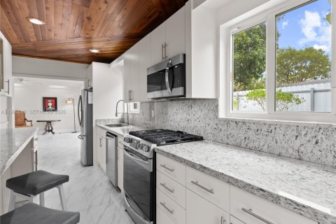 Casa en venta en Virginia Gardens, Florida, 4 dormitorios, 169.08 m2 № 2065410 - foto 17