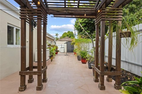 Casa en venta en Virginia Gardens, Florida, 4 dormitorios, 169.08 m2 № 2065410 - foto 25