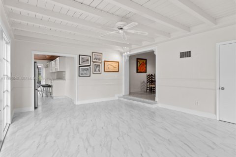 Casa en venta en Virginia Gardens, Florida, 4 dormitorios, 169.08 m2 № 2065410 - foto 15