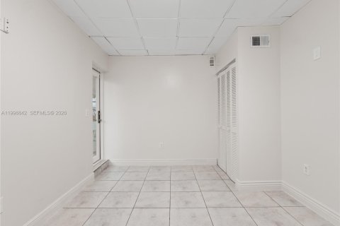 Casa en venta en Virginia Gardens, Florida, 4 dormitorios, 169.08 m2 № 2065410 - foto 12