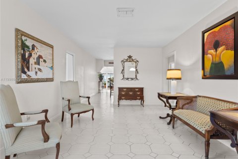 Casa en venta en Virginia Gardens, Florida, 4 dormitorios, 169.08 m2 № 2065410 - foto 4