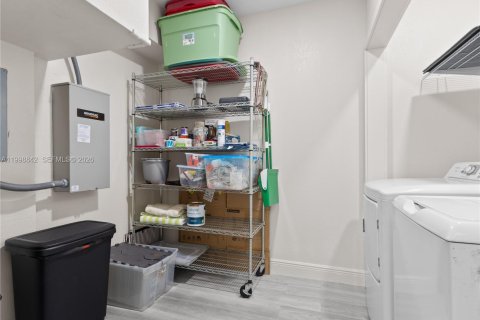 Casa en venta en Virginia Gardens, Florida, 4 dormitorios, 169.08 m2 № 2065410 - foto 18