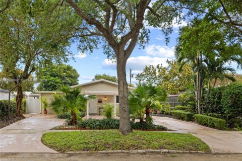 House in Virginia Gardens, Florida 4 bedrooms, 169.08 sq.m. № 2065410