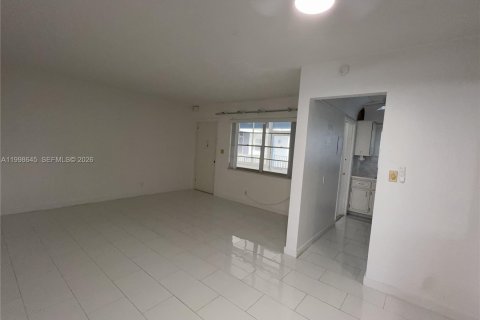 Condo in Hollywood, Florida, 1 bedroom  № 2060649 - photo 4