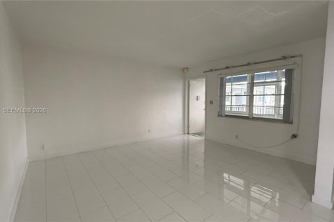 Condo in Hollywood, Florida, 1 bedroom  № 2060649 - photo 14