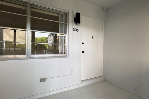 Condo in Hollywood, Florida, 1 bedroom  № 2060649 - photo 2