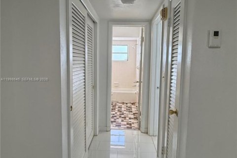 Condo in Hollywood, Florida, 1 bedroom  № 2060649 - photo 7