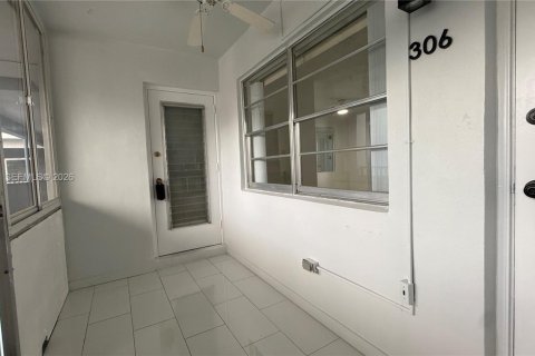 Condo in Hollywood, Florida, 1 bedroom  № 2060649 - photo 3