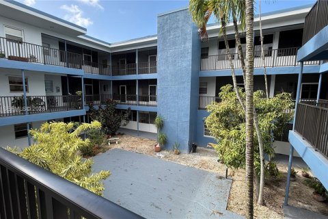 Condo in Hollywood, Florida, 1 bedroom  № 2060649 - photo 24