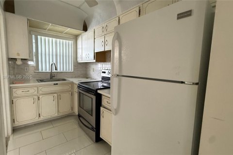 Condo in Hollywood, Florida, 1 bedroom  № 2060649 - photo 17