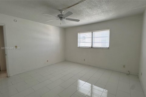 Condo in Hollywood, Florida, 1 bedroom  № 2060649 - photo 13