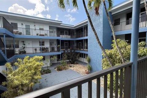 Condo in Hollywood, Florida, 1 bedroom  № 2060649 - photo 25
