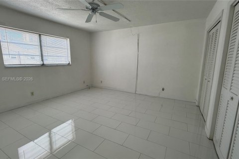 Condo in Hollywood, Florida, 1 bedroom  № 2060649 - photo 11