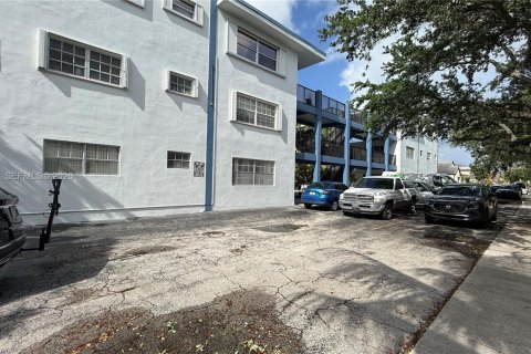 Condo in Hollywood, Florida, 1 bedroom  № 2060649 - photo 22