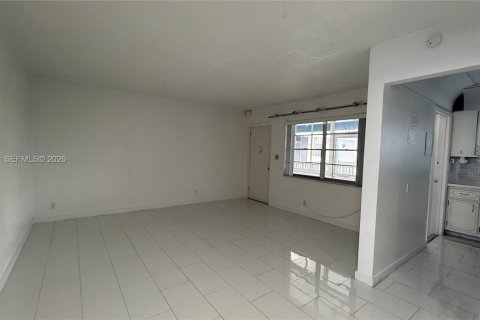 Condo in Hollywood, Florida, 1 bedroom  № 2060649 - photo 5