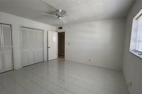 Condo in Hollywood, Florida, 1 bedroom  № 2060649 - photo 12
