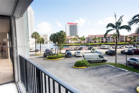 Снять в аренду квартиру в Халландейл-Бич, Флорида 2 спальни, 135.17м2, № 2015549 - фото 3