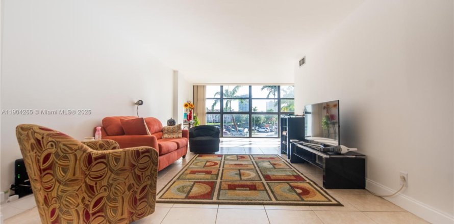 Квартира в Халландейл-Бич, Флорида 2 спальни, 135.17м2 № 2015549